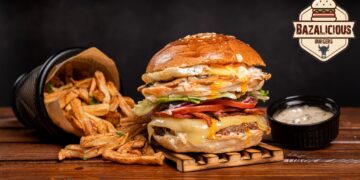Burger Bazalicious din Constanța, preparat artizanal într-un restaurant local