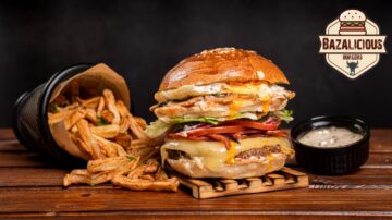 Burger Bazalicious din Constanța, preparat artizanal într-un restaurant local
