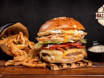 Burger Bazalicious din Constanța, preparat artizanal într-un restaurant local